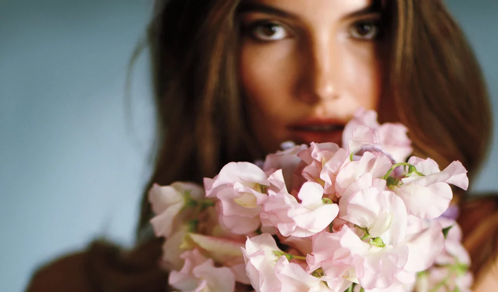 lily aldrige, flowers, букет, взгляд