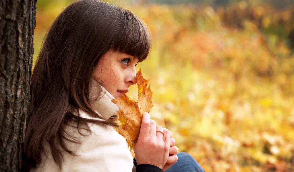 листья, кленовые, взгляд, осень, девушка, симпатичная, autumn female