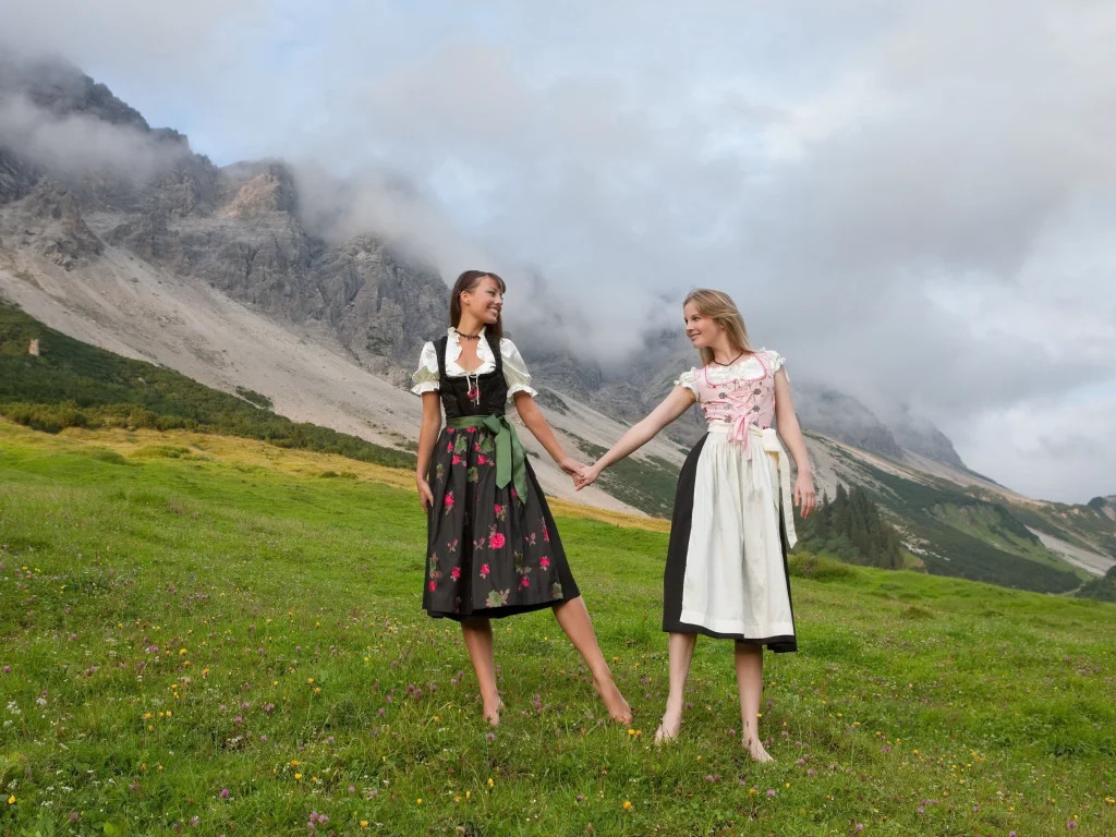 брюнетка, блондинка, femjoy magazine, горы, платья