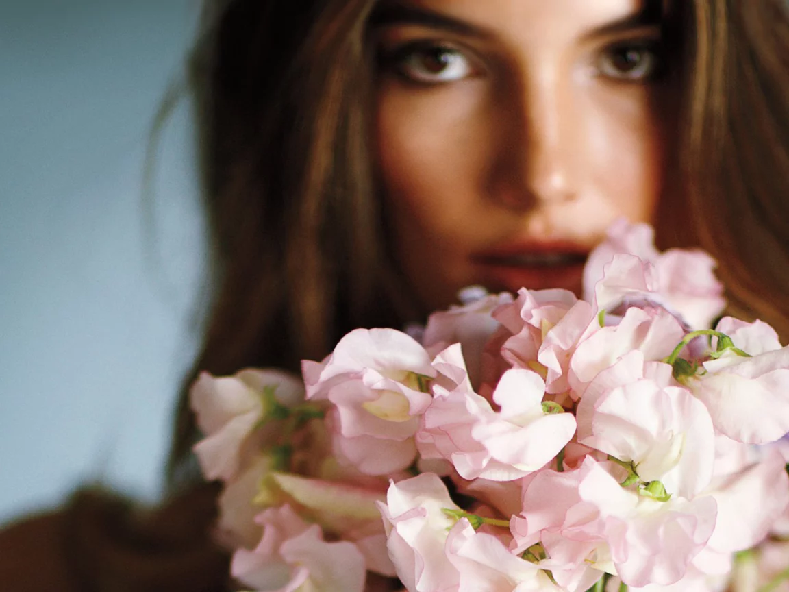 lily aldrige, flowers, букет, взгляд