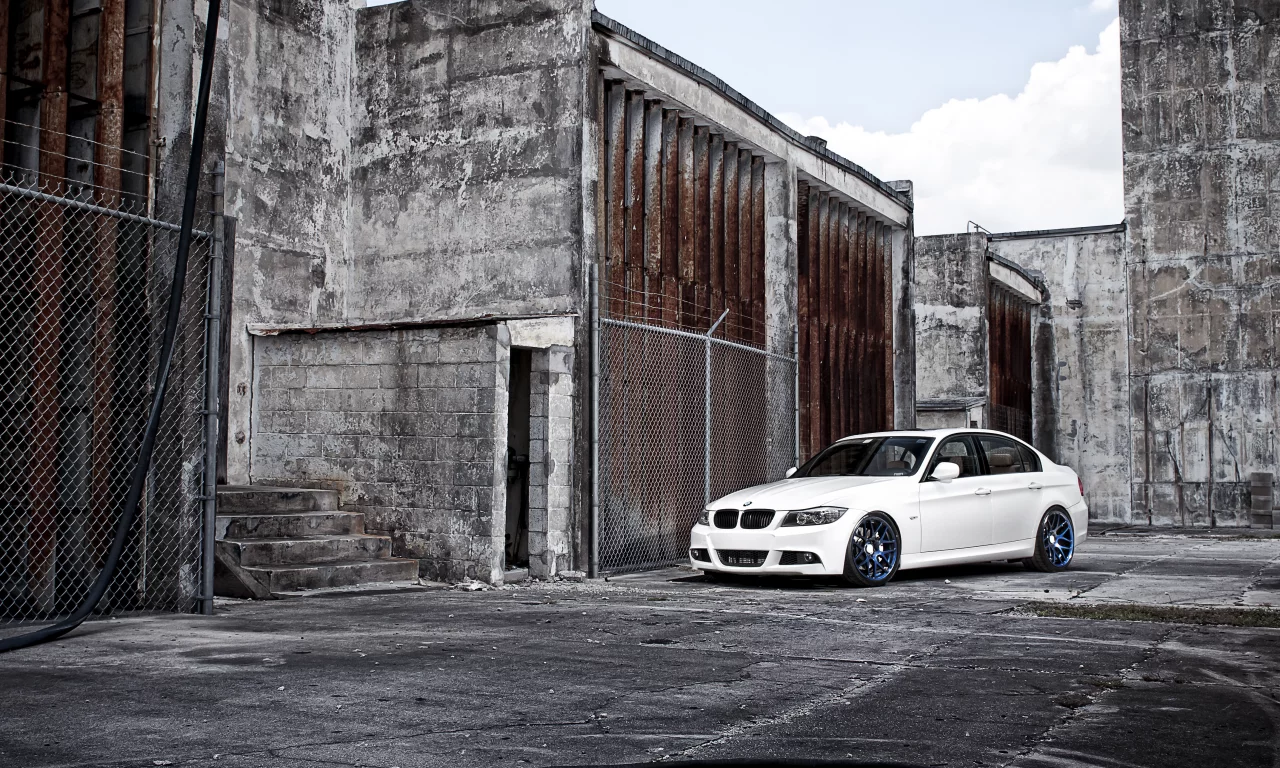 bmw, тюнинг, бмв, третьей серии, sedan, белый, седан, tuning, серые, диски, 3 series, здания, ржавые, небо