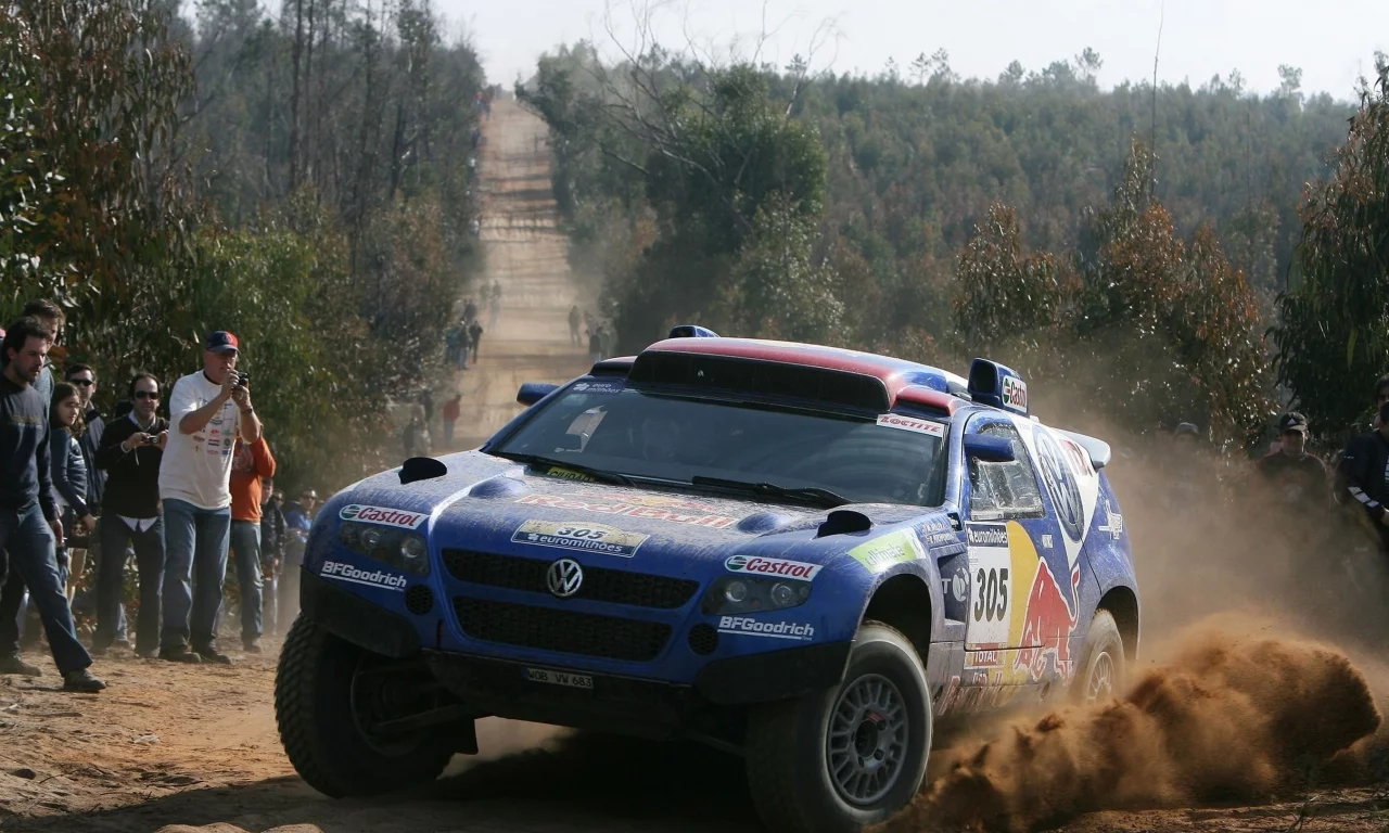 карлос сайнс, touareg, ралли, дорога, dakar, авто, зрители, дакар, песок, rally, lucas cruz, volkswagen, лукас крус, фольксваген, деревья, люди, carlos sainz