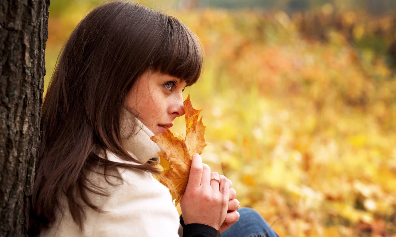 листья, кленовые, взгляд, осень, девушка, симпатичная, autumn female