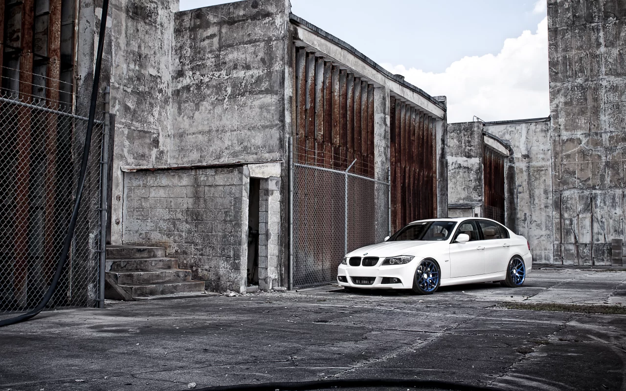 bmw, тюнинг, бмв, третьей серии, sedan, белый, седан, tuning, серые, диски, 3 series, здания, ржавые, небо