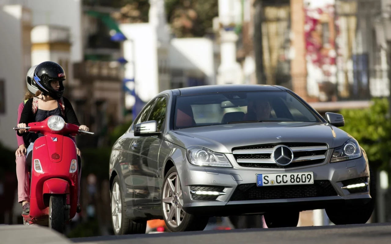 c250 amg, телки на мопеде, mercedes-benz