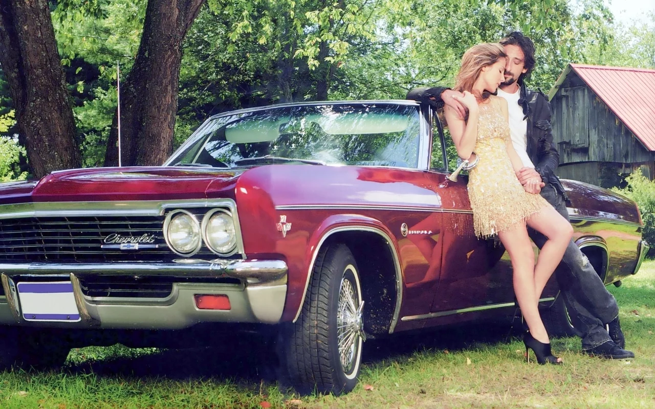мужчина и девушка, дом, импала, 1964, adrien brody, impala, эдриан броуди, эльза патаки, chevrolet, ss, elsa pataky, шевроле, красная, деревья