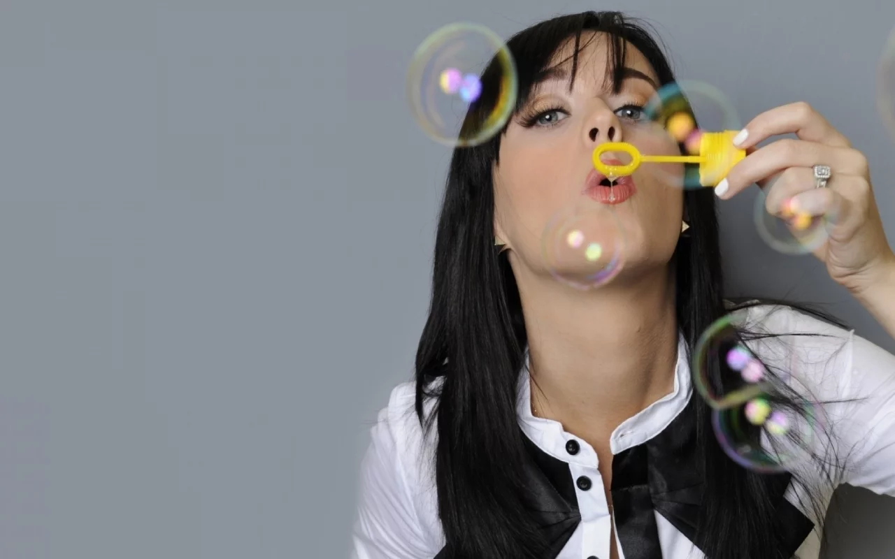 кэти перри, певица, брюнетка, katy perry, кольцо, мыльные пузыри, девушка