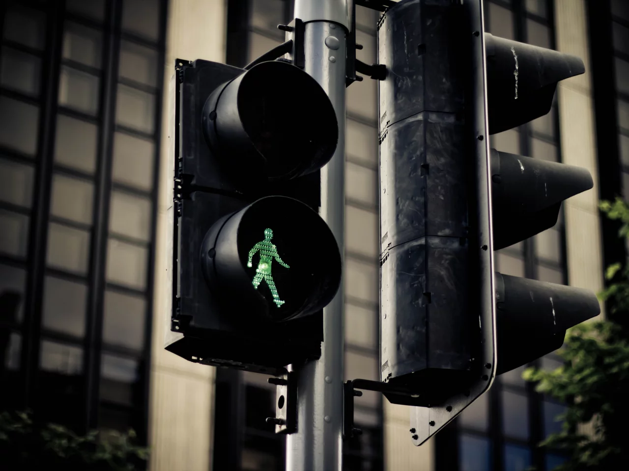 деревья, houses, цвет, светофор, trees, buildings, 2560x1600, зеленый, traffic-light, здания, дома, green, colour