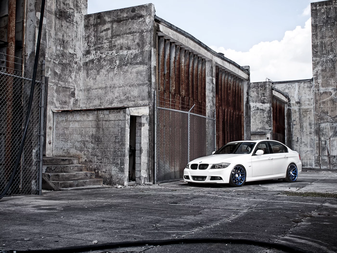 bmw, тюнинг, бмв, третьей серии, sedan, белый, седан, tuning, серые, диски, 3 series, здания, ржавые, небо