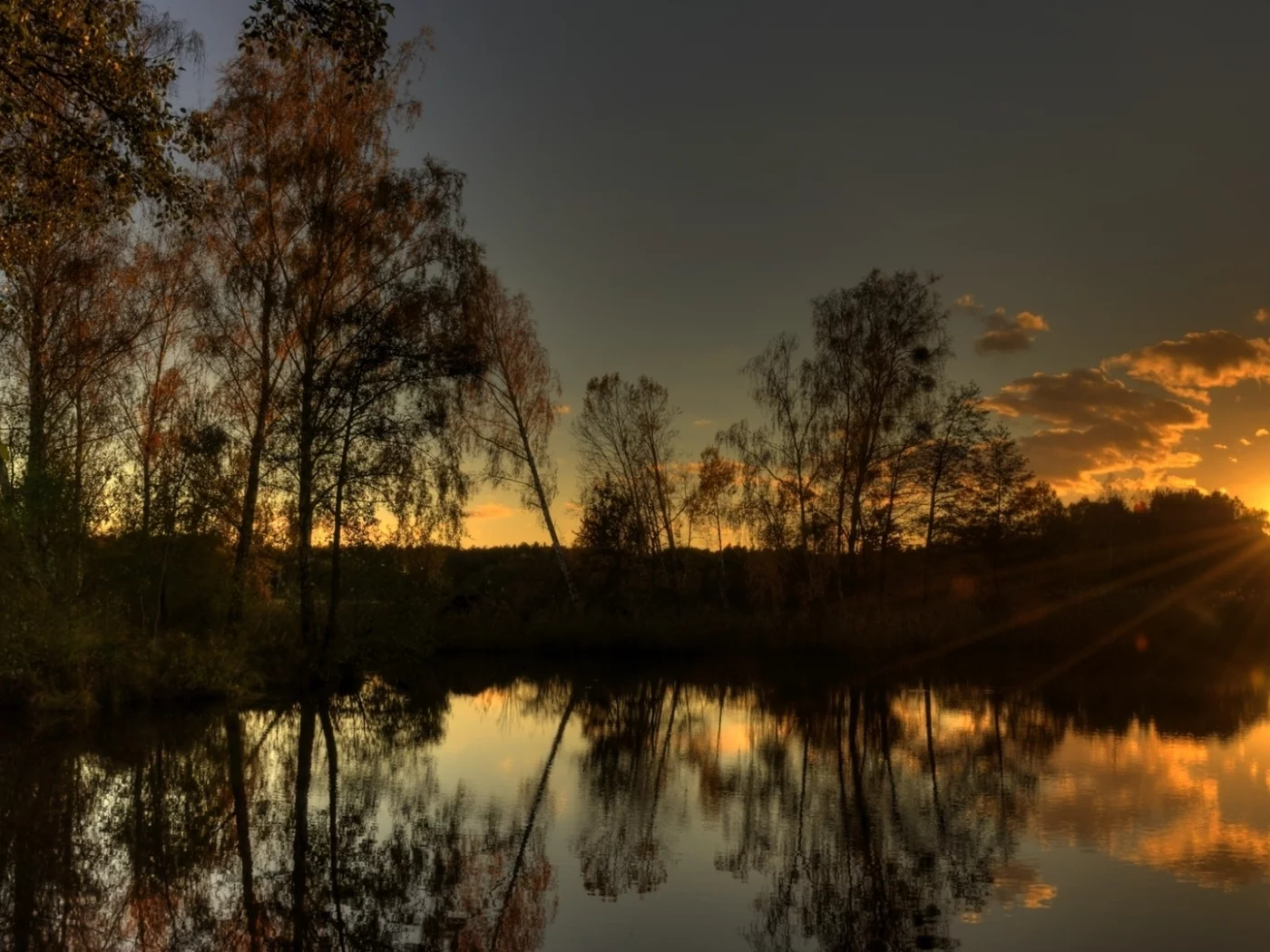 вода, отражение, тишина, озеро, солнце, лес, лучи, вечер, свет, деревья, закат