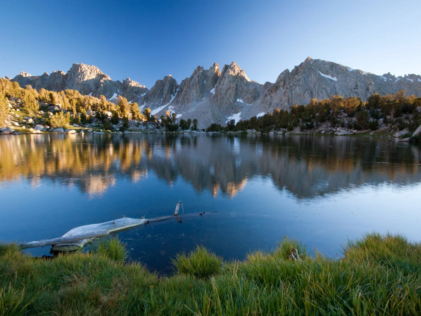 берег, трава, озеро, горы, пейзаж, природа