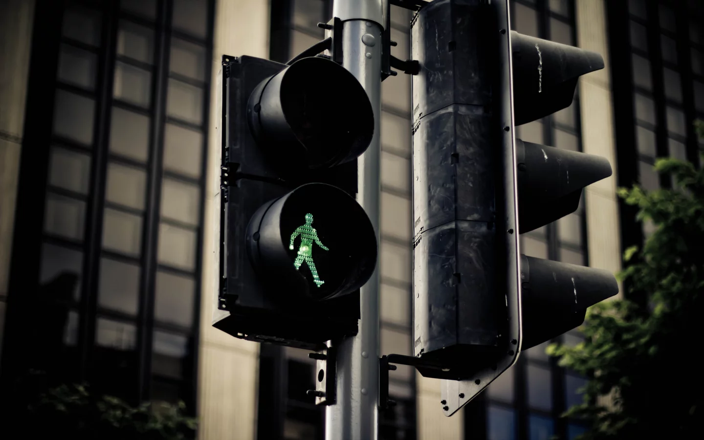 деревья, houses, цвет, светофор, trees, buildings, 2560x1600, зеленый, traffic-light, здания, дома, green, colour