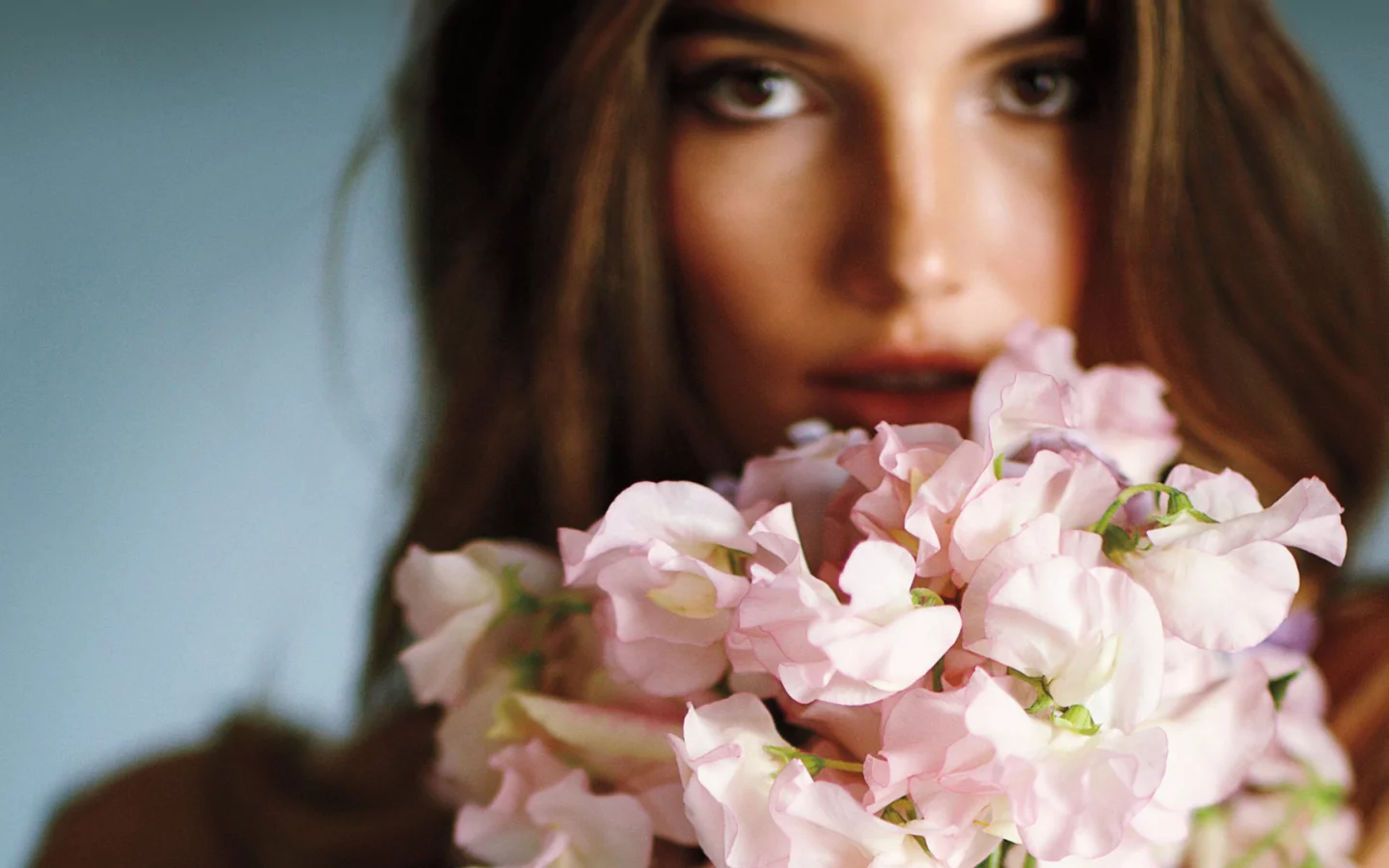 lily aldrige, flowers, букет, взгляд