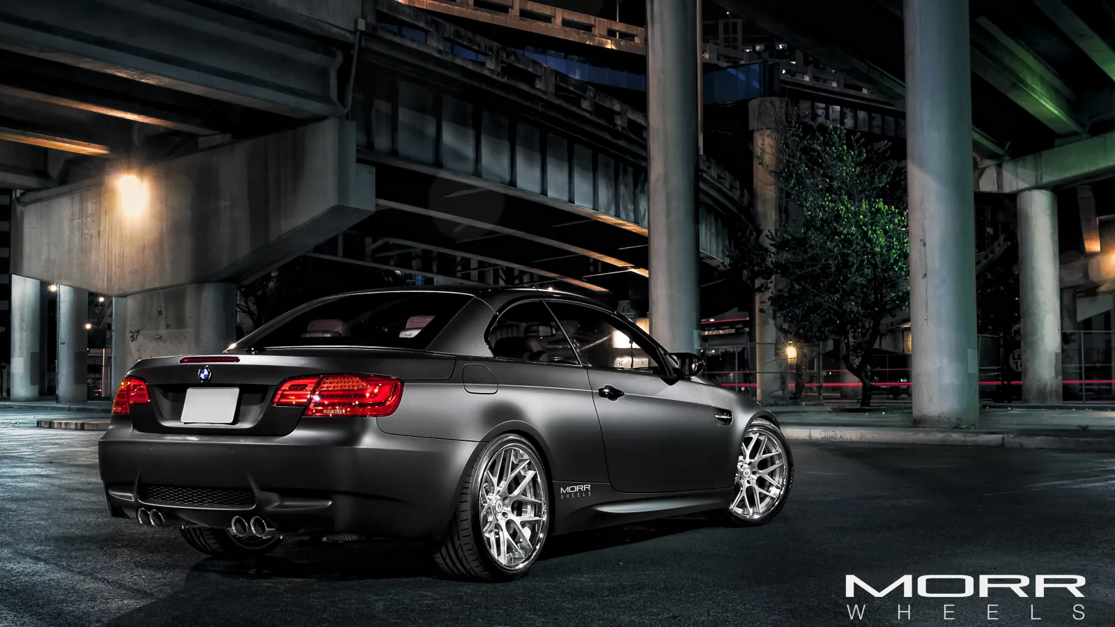 ночь, суперкар, чёрный, фонари, morr, m3, bmw, wheels, м3, задняя часть, бмв, надпис, колонны