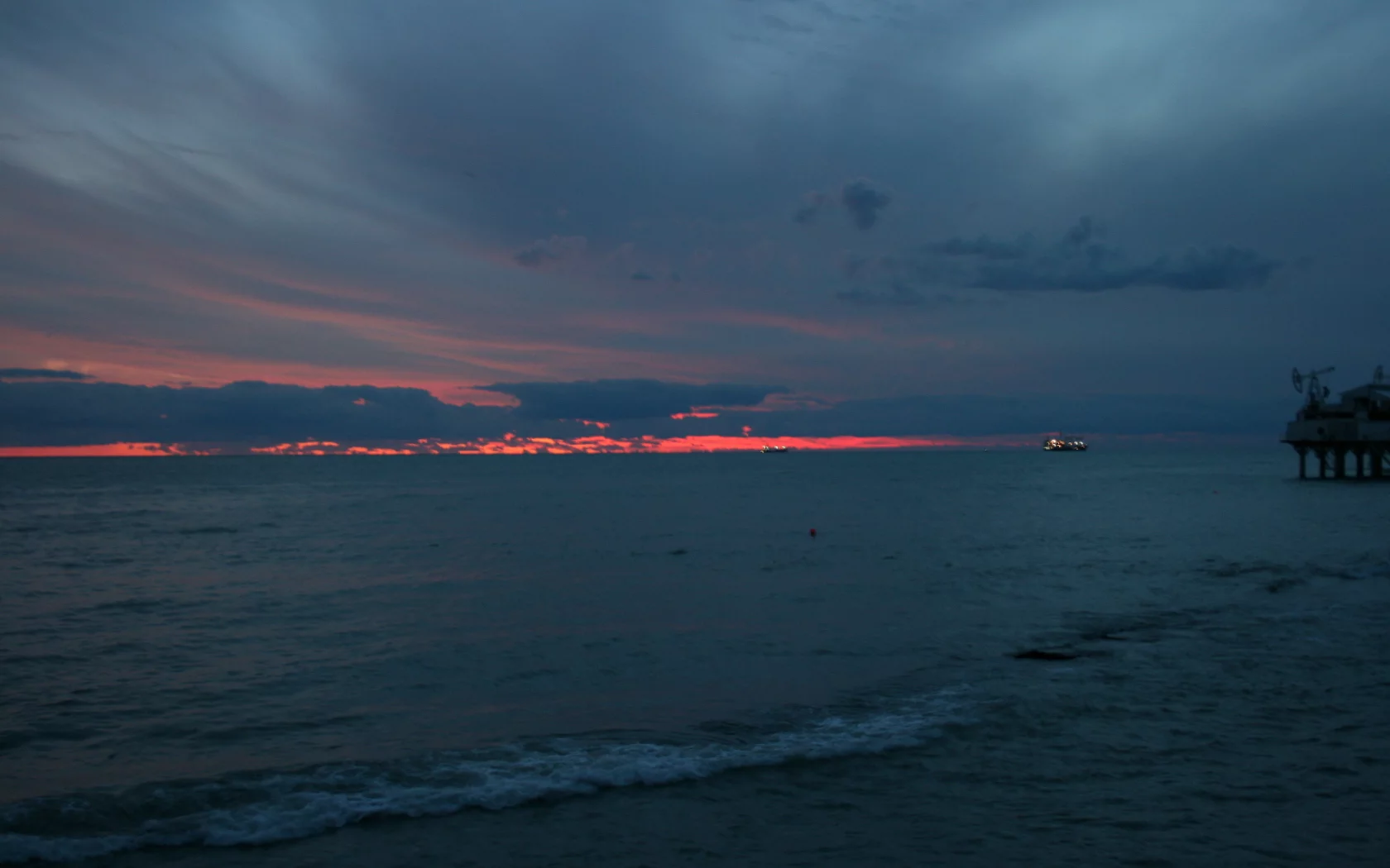 море, закат, кораблик
