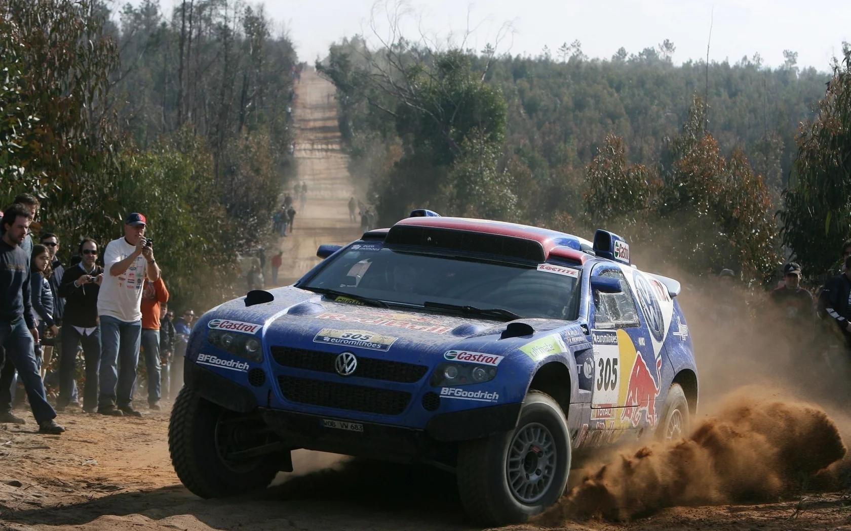 карлос сайнс, touareg, ралли, дорога, dakar, авто, зрители, дакар, песок, rally, lucas cruz, volkswagen, лукас крус, фольксваген, деревья, люди, carlos sainz