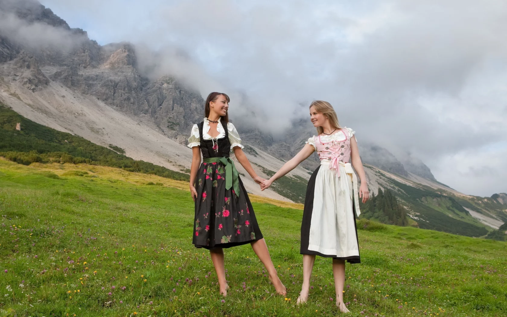 брюнетка, блондинка, femjoy magazine, горы, платья