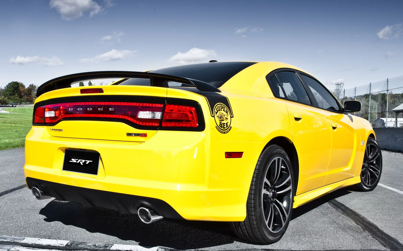 небо, charger, мускул кар, чарджер, супер бее, облака, вид сзади, muscle car, желтый, super bee, додж, dodge, срт8, гоночная трасса, srt8