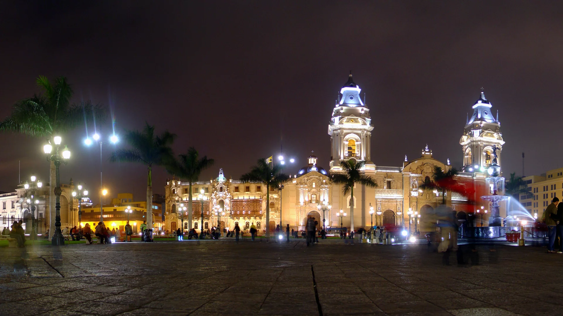 дома, город, люди, перу, фото, здания, peru, собор, вечер, лима, площадь, кафедральный, пальмы, lima, ночь, огни, панорама