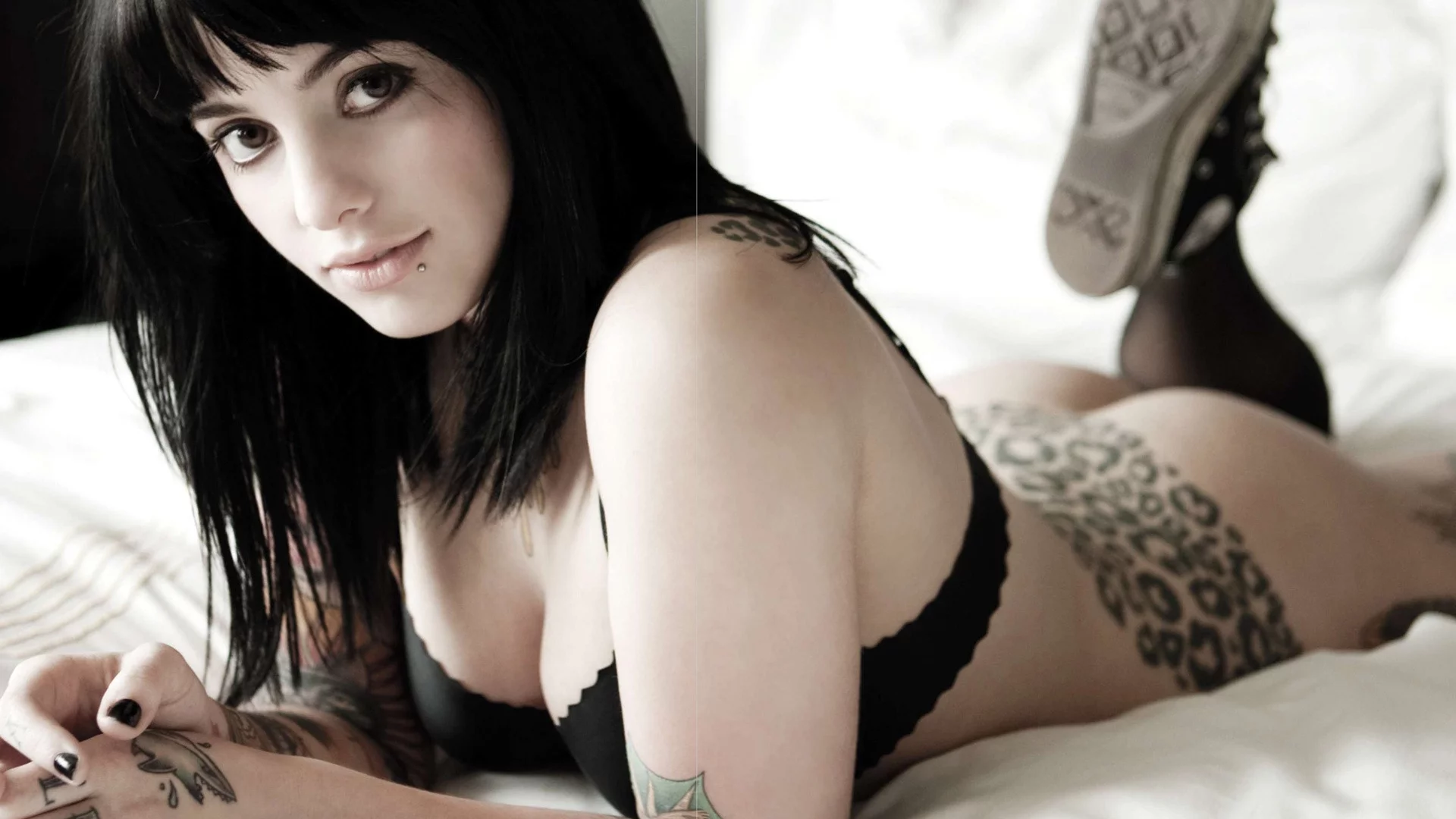 симпатичная, лежит, девушка, hot girl, брюнетка