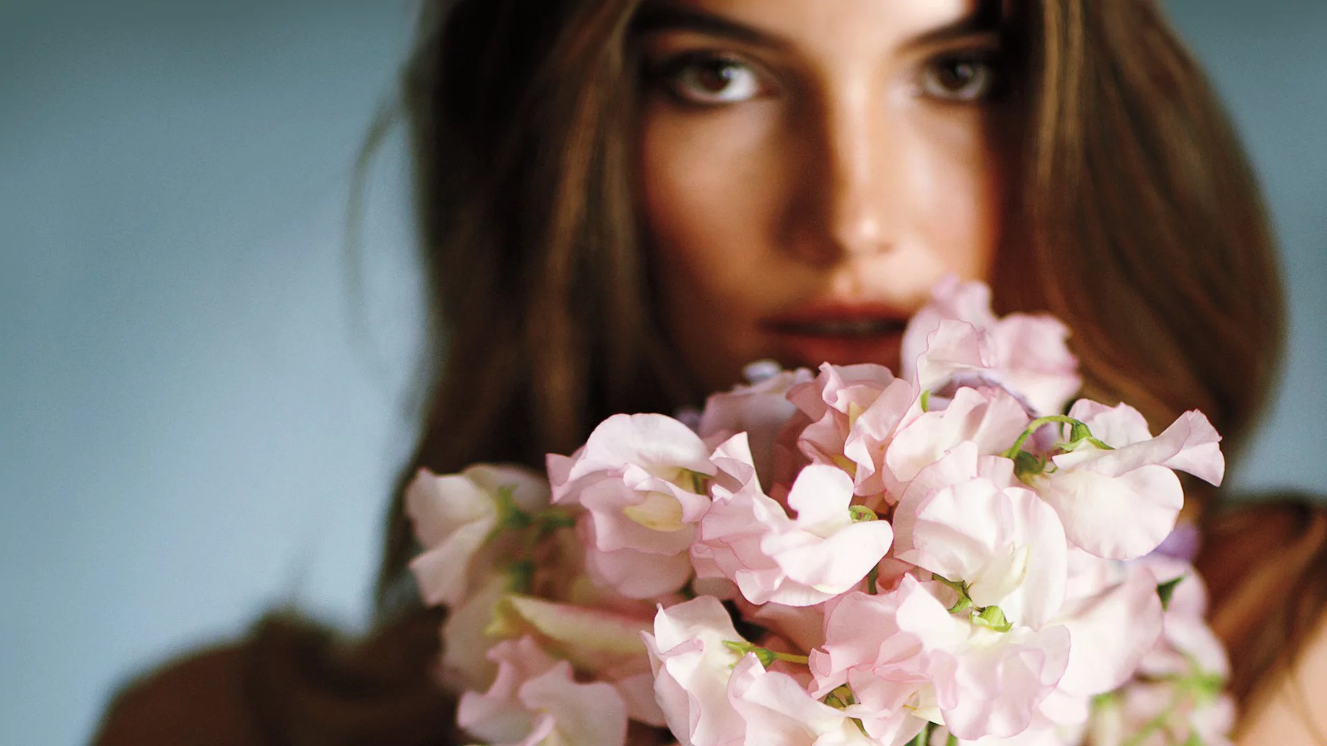 lily aldrige, flowers, букет, взгляд