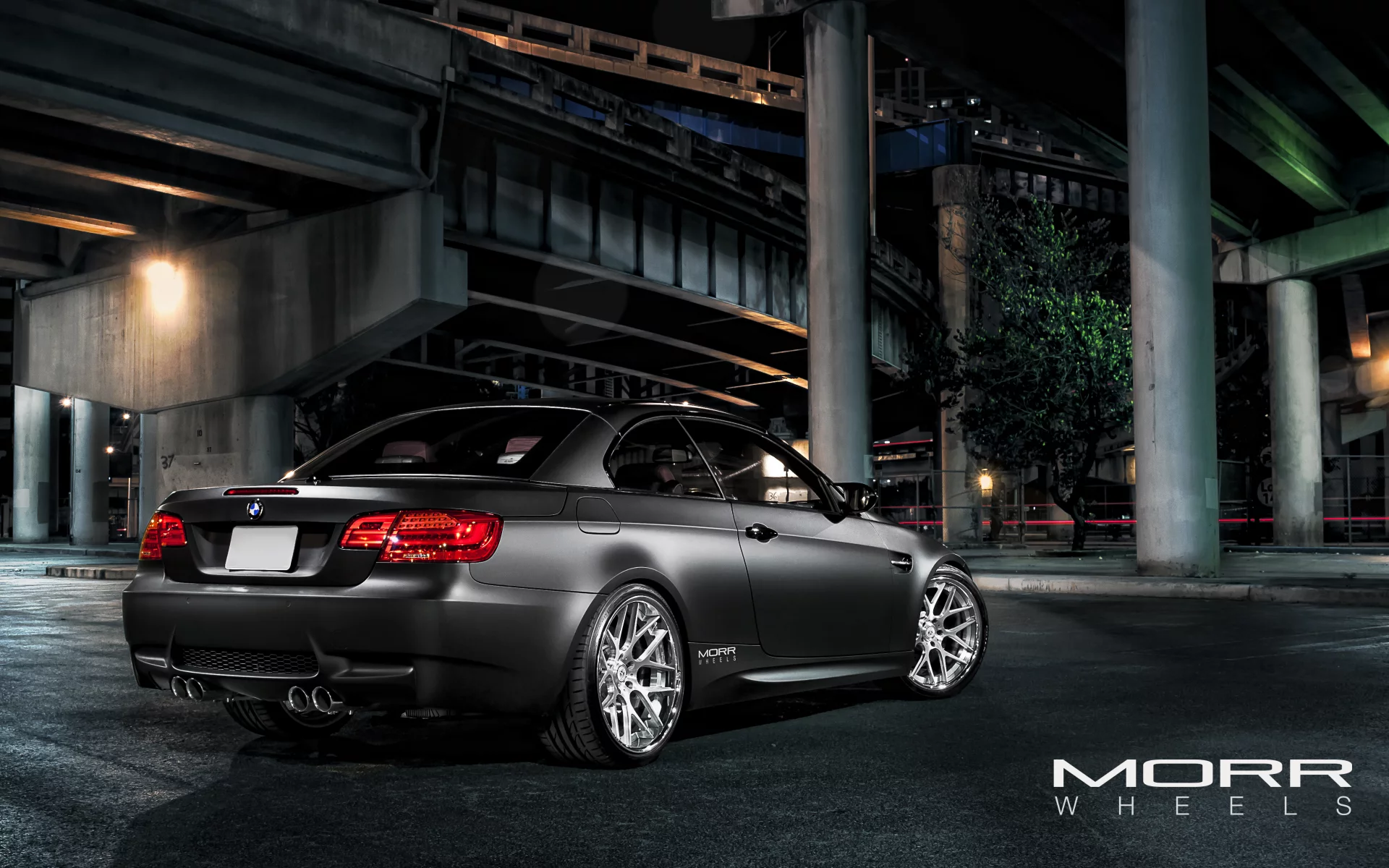 ночь, суперкар, чёрный, фонари, morr, m3, bmw, wheels, м3, задняя часть, бмв, надпис, колонны