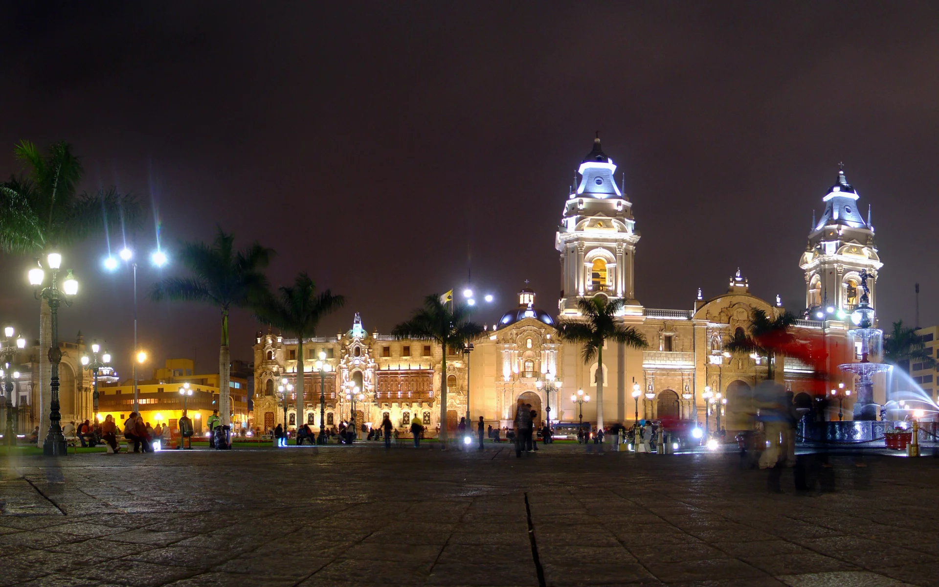 дома, город, люди, перу, фото, здания, peru, собор, вечер, лима, площадь, кафедральный, пальмы, lima, ночь, огни, панорама
