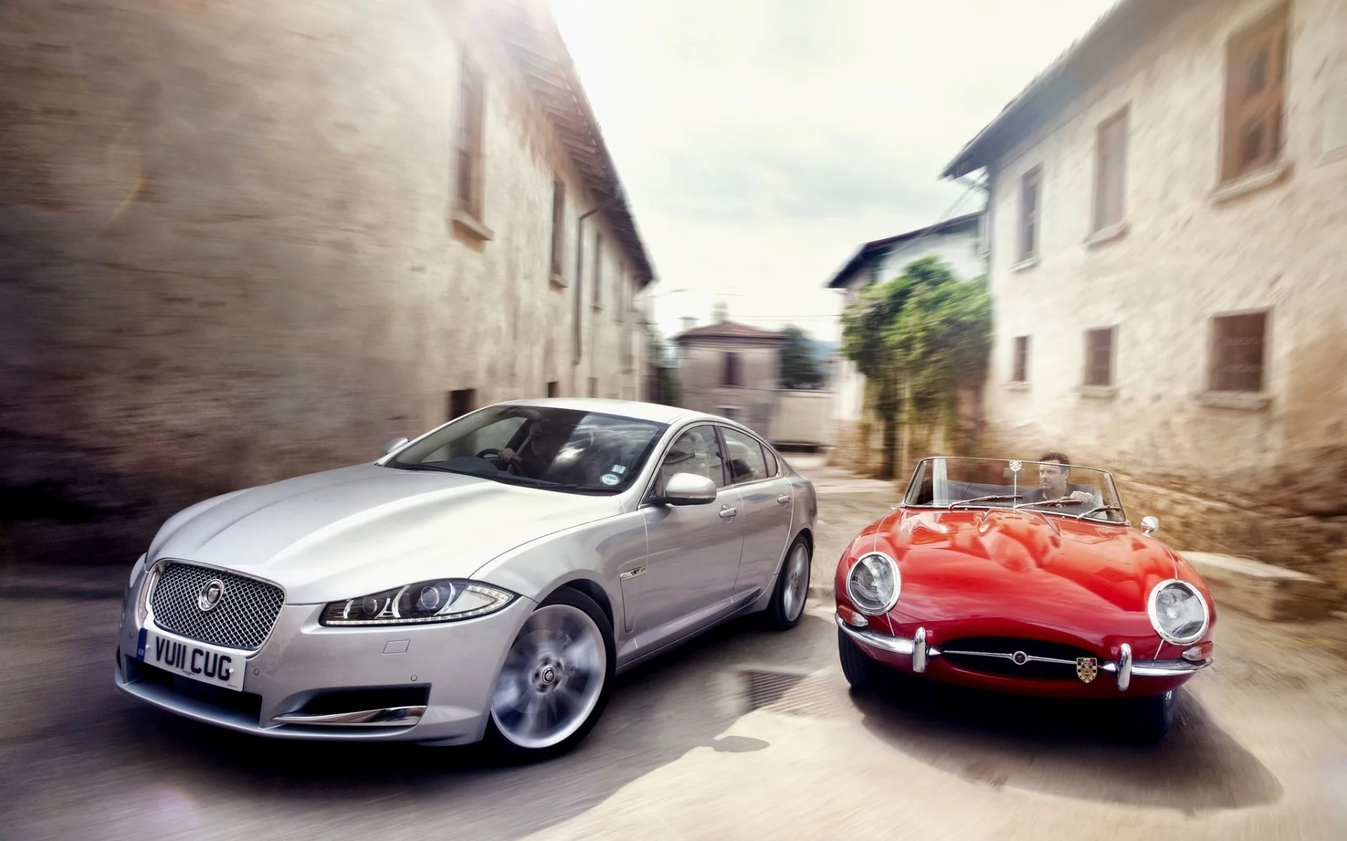 2011, jaguar, старый город, ягуар, серебристый и красный, солнечный свет, xf, roadster, e-type, узкие улочки, 1961, старый и новый, скорость, небо