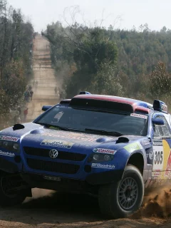 карлос сайнс, touareg, ралли, дорога, dakar, авто, зрители, дакар, песок, rally, lucas cruz, volkswagen, лукас крус, фольксваген, деревья, люди, carlos sainz