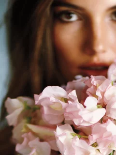 lily aldrige, flowers, букет, взгляд