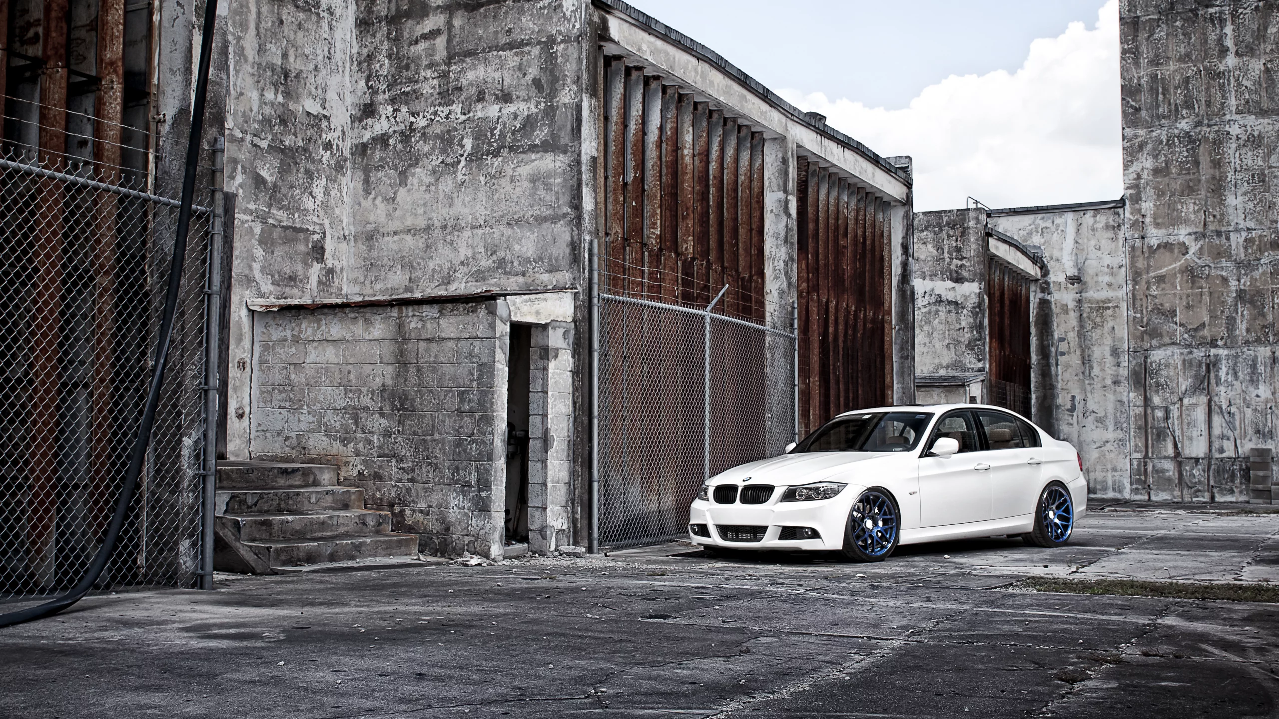 bmw, тюнинг, бмв, третьей серии, sedan, белый, седан, tuning, серые, диски, 3 series, здания, ржавые, небо
