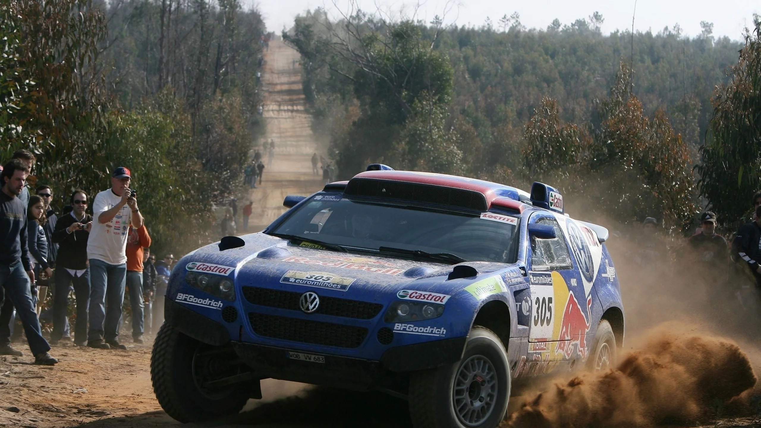 карлос сайнс, touareg, ралли, дорога, dakar, авто, зрители, дакар, песок, rally, lucas cruz, volkswagen, лукас крус, фольксваген, деревья, люди, carlos sainz