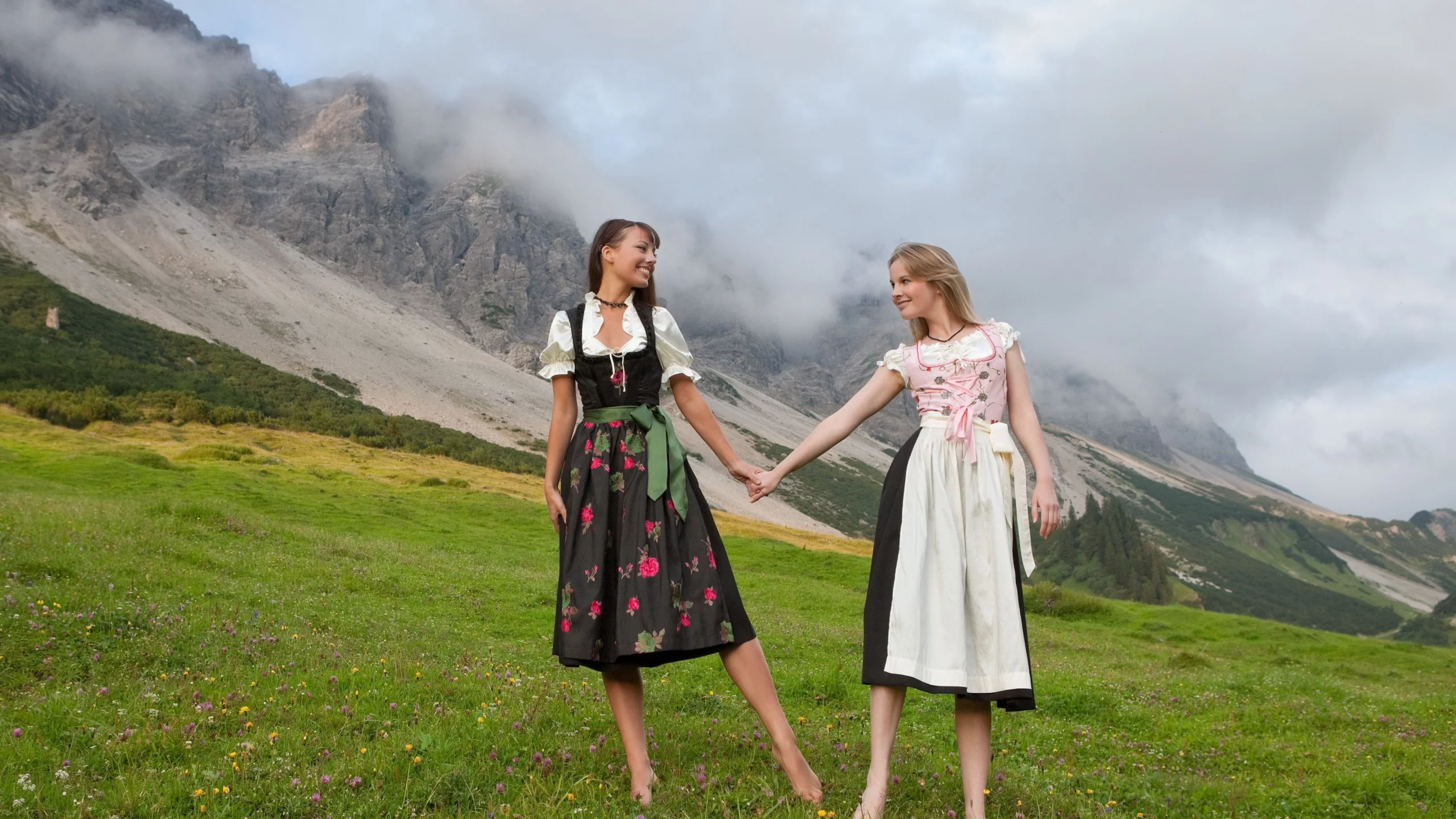 брюнетка, блондинка, femjoy magazine, горы, платья