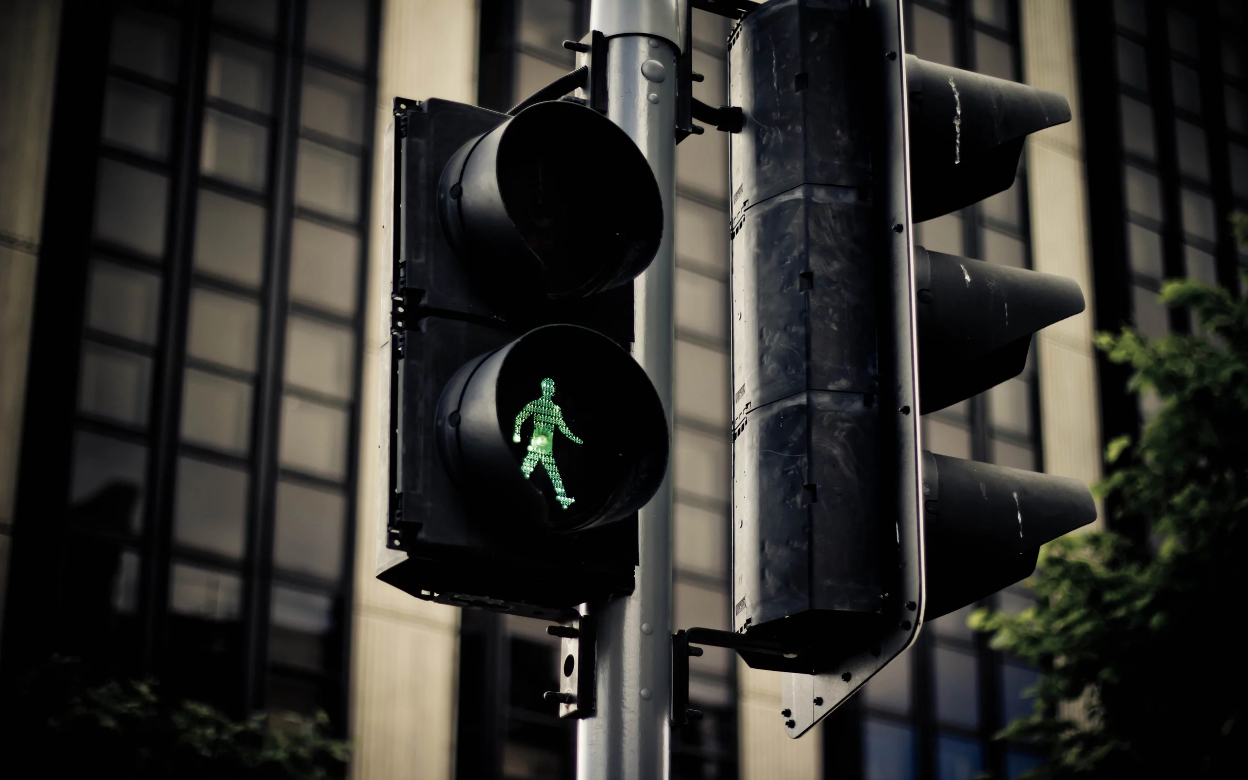 деревья, houses, цвет, светофор, trees, buildings, 2560x1600, зеленый, traffic-light, здания, дома, green, colour