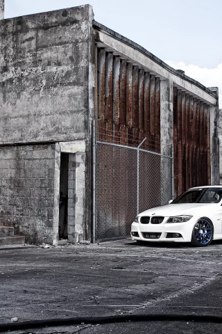 bmw, тюнинг, бмв, третьей серии, sedan, белый, седан, tuning, серые, диски, 3 series, здания, ржавые, небо