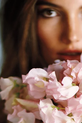 lily aldrige, flowers, букет, взгляд