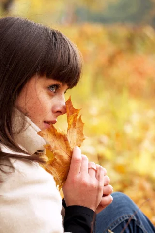 листья, кленовые, взгляд, осень, девушка, симпатичная, autumn female