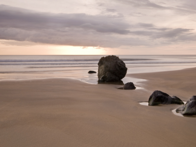 песок, море, лужи, закат, минимализм, камни, облака