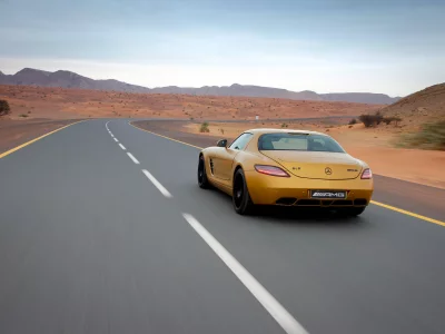 пейзаж, поворот, разметка, gold, дорога, горы, небо, машина, mercedes benz, золотой, sls, desert, amg, обои
