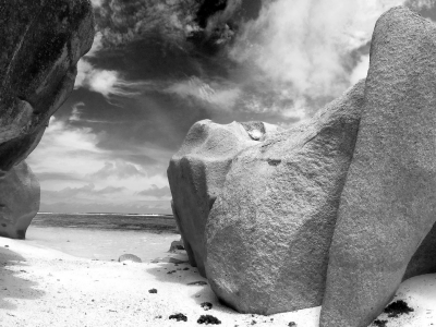 черно-белое фото, скалы, песок