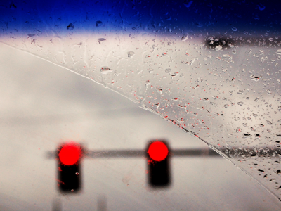 светофор, красный свет, машина, капли, дождь, лобовое стекло