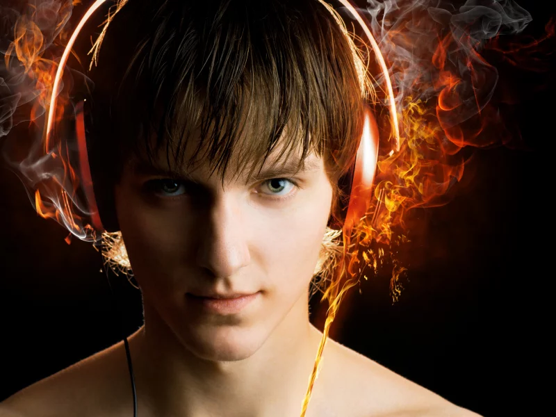 наушники, огонь, flames, парень, взгляд, провода