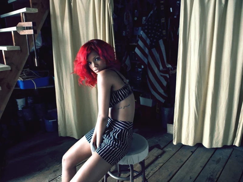 rihanna, красноволосая, на стуле, певица, сидит