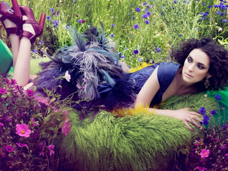 васильки, перья, вайнона райдер, мех, winona ryder, актриса, трава, туфли, поле, цветы