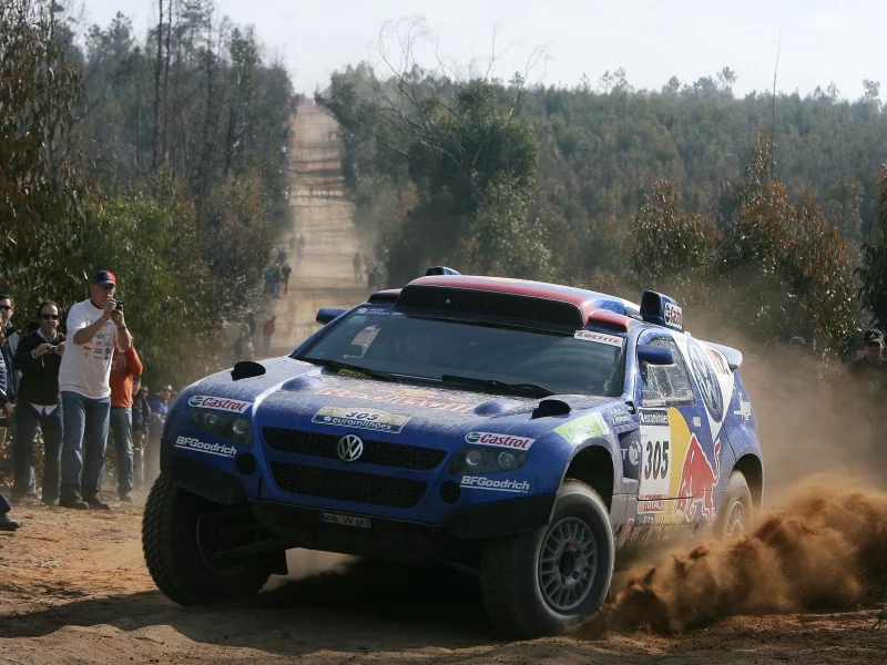 карлос сайнс, touareg, ралли, дорога, dakar, авто, зрители, дакар, песок, rally, lucas cruz, volkswagen, лукас крус, фольксваген, деревья, люди, carlos sainz