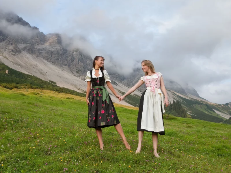 брюнетка, блондинка, femjoy magazine, горы, платья