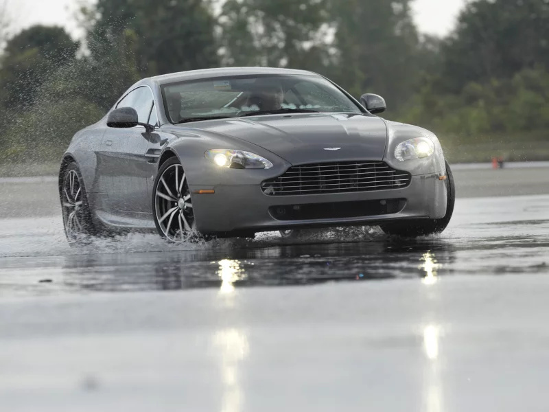 white, дорога, поворот, aston martin, небо, лужа