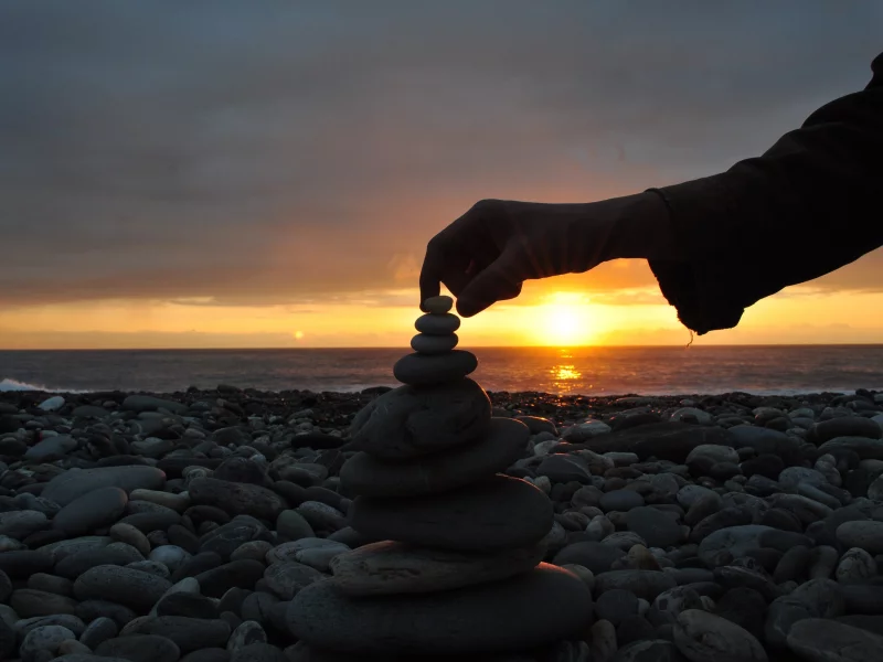 sky, камни, sun, рука, небо, побережье, пейзаж, evening, beautiful nature wallpapers, sunset, облака, seashore, закат, stones, clouds, landscape, пирамидка, вечер, солнце