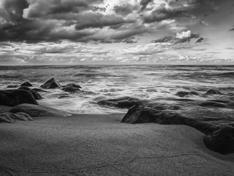 пейзаж, скалы, песок, небо, облака, waves, rocks, sand, b&w, природа, shore, 2560x1600, берег, water, пляж, clouds, вода, landscape, волны, nature, море, sea, sky, beach