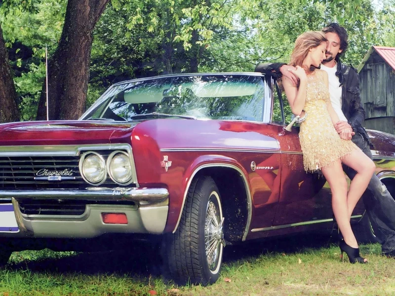 мужчина и девушка, дом, импала, 1964, adrien brody, impala, эдриан броуди, эльза патаки, chevrolet, ss, elsa pataky, шевроле, красная, деревья